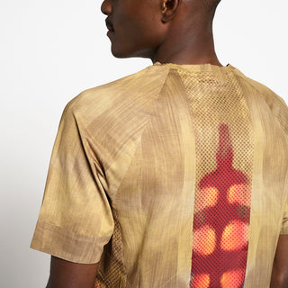 back details of the ciele athletics lightweight, race ready and performance driven T-Shirt named RCDTShirt in sphinx color, on a model