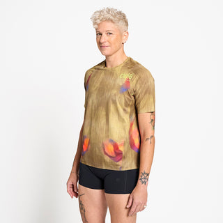 side view of the ciele athletics lightweight, race ready and performance driven T-Shirt for womens named RCDTShirt in sphinx color, on a model