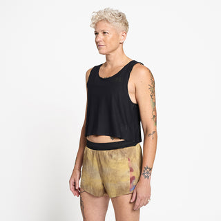 side view of the ciele athletics lightweight, race ready and performance driven Singlet for womens named RDCRPSinglet in shadowsphinx color, on a model