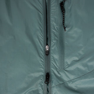 closeup view of the double sided zipper of the ciele athletics VNTJacket lightweight running jacket for men in silver pine color