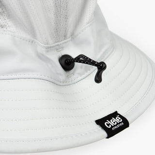 close up view of the ciele athletics GOBucket Comp Athletics unisex running bucket closure in the light grey color