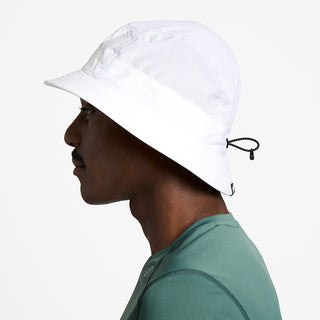 side view of ciele athletics GOBucket Comp Athletics unisex running buckethat in ghost color on a model