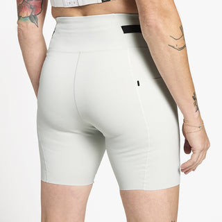 side view of ciele athletics FSTTight short running short in light grey on a model