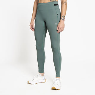 side view of ciele athletics FSTTight running tight in silver pine on a model